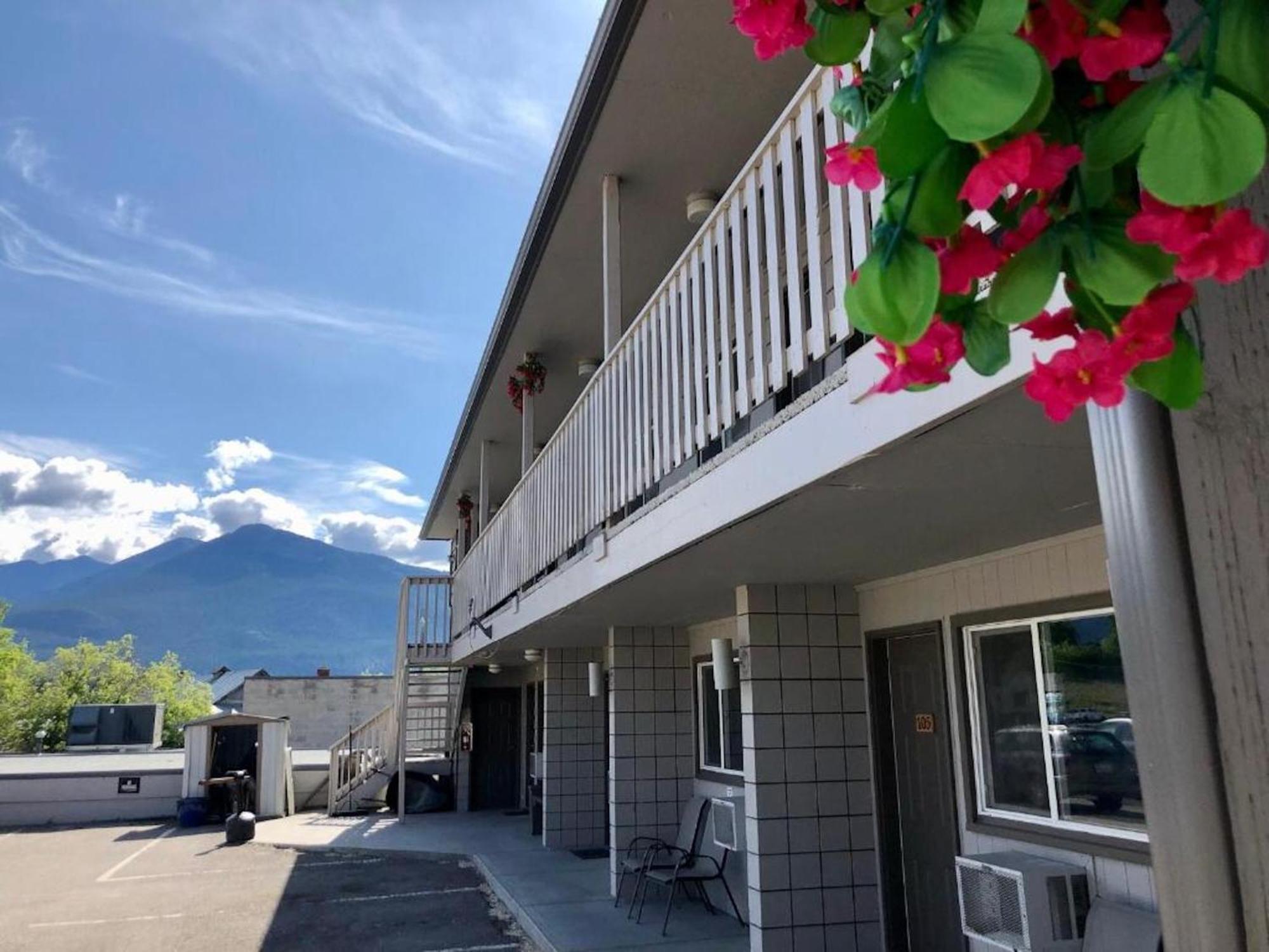 Canterbury Inn Invermere Dış mekan fotoğraf