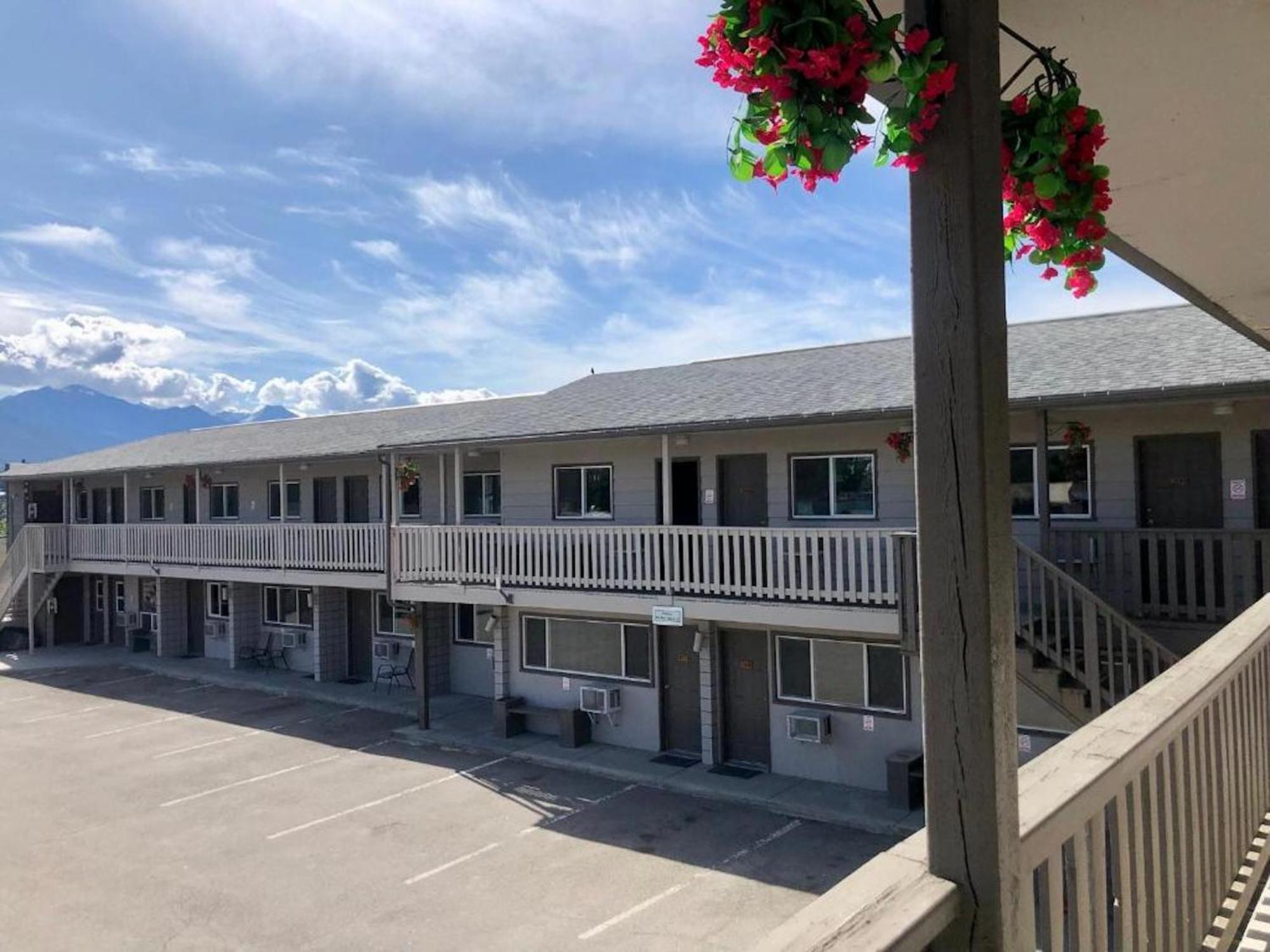 Canterbury Inn Invermere Dış mekan fotoğraf