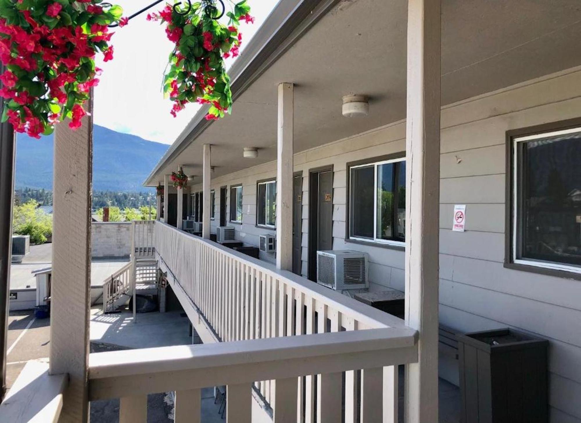Canterbury Inn Invermere Dış mekan fotoğraf